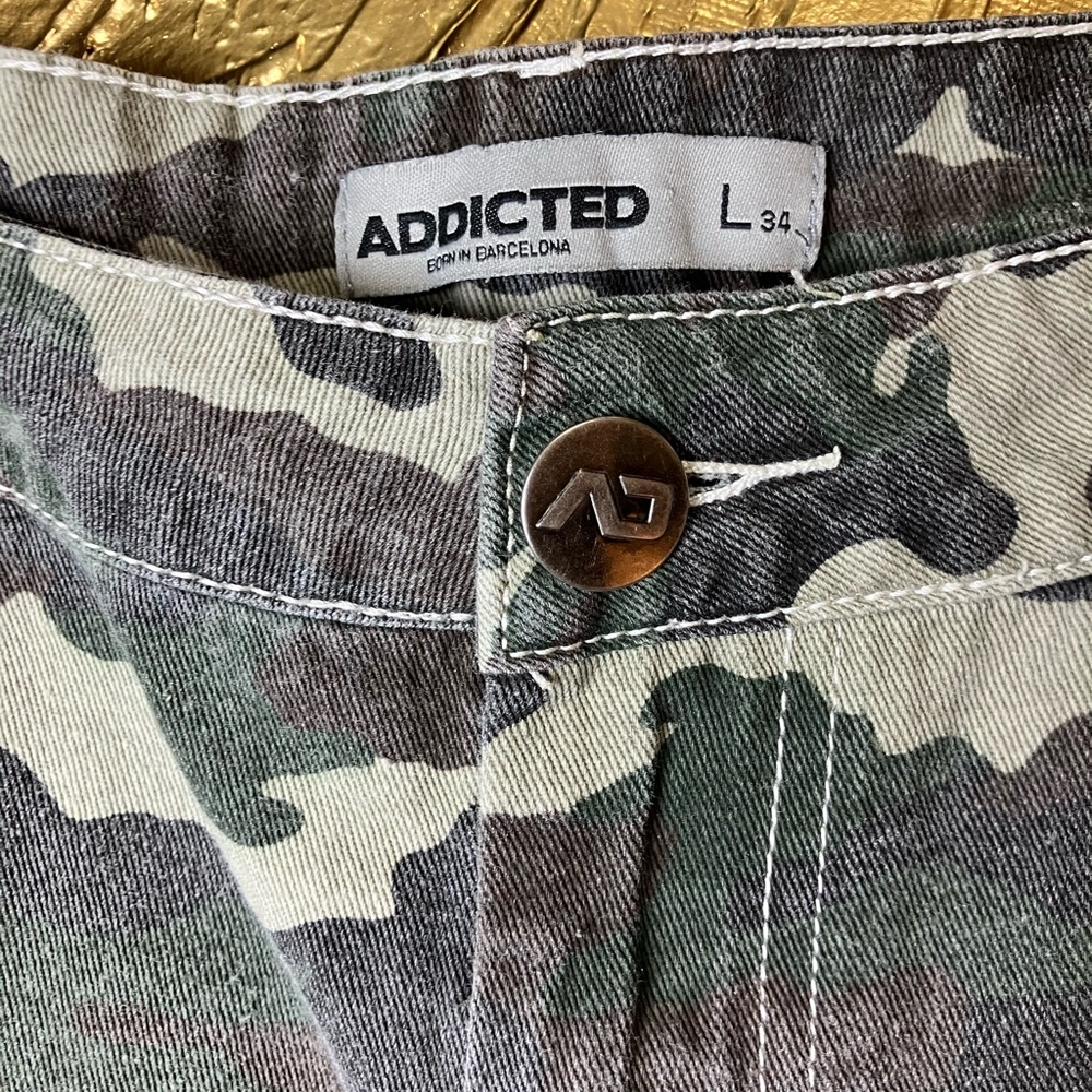 ADDICTED Men’s Green Camouflage Denim Shorts Silicone Logo & Silver Tone Buttons